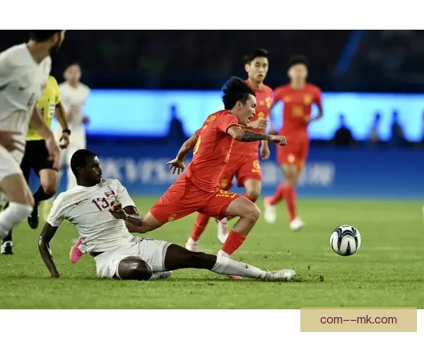 中国男足在18强赛客场惜败卡塔尔 判罚争议引发热议