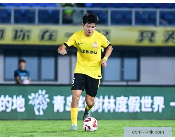 2026年胡荷韬的成长故事：从成都蓉城后防看中超年轻后卫出路